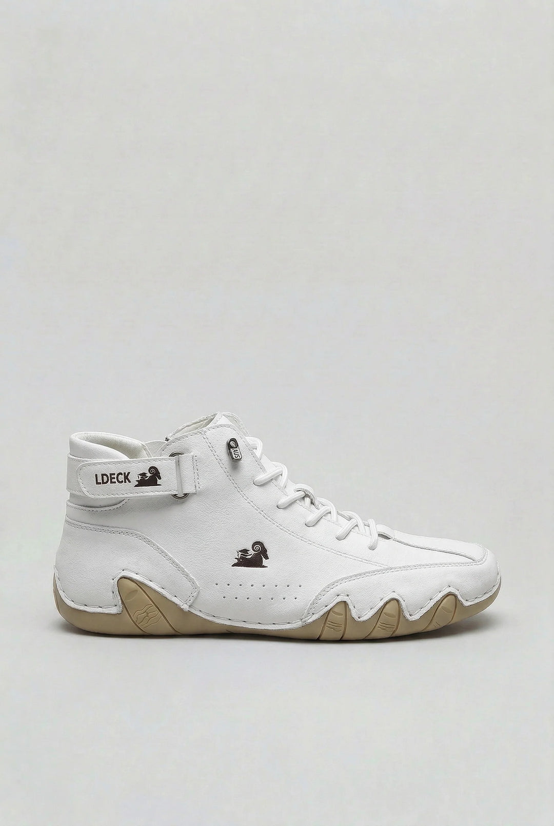 Men's high-top trainers in white with sculpted sole and water-resistant protection