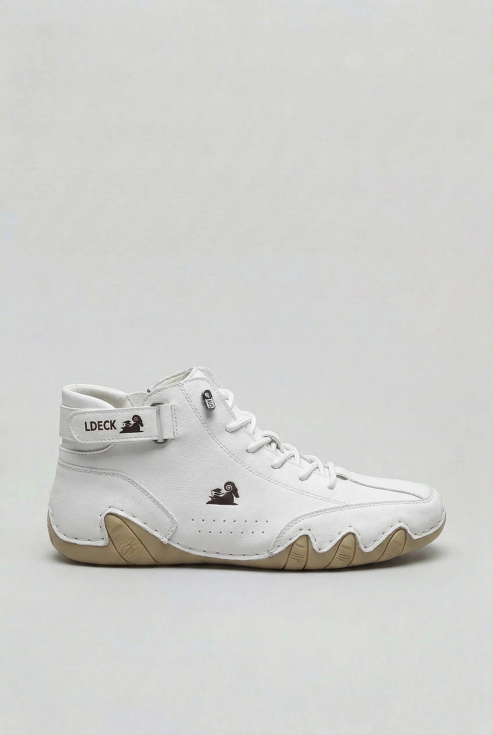 Men's high-top trainers in white with sculpted sole and water-resistant protection