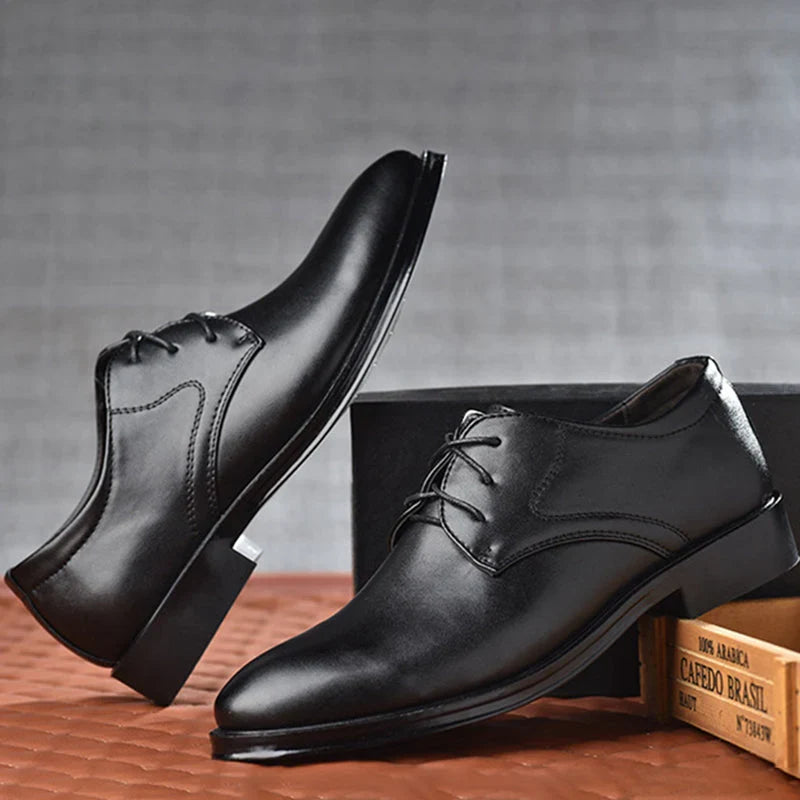 Men's lace-up derby shoes in brown featuring smooth upper and traditional formal silhouette for business wear