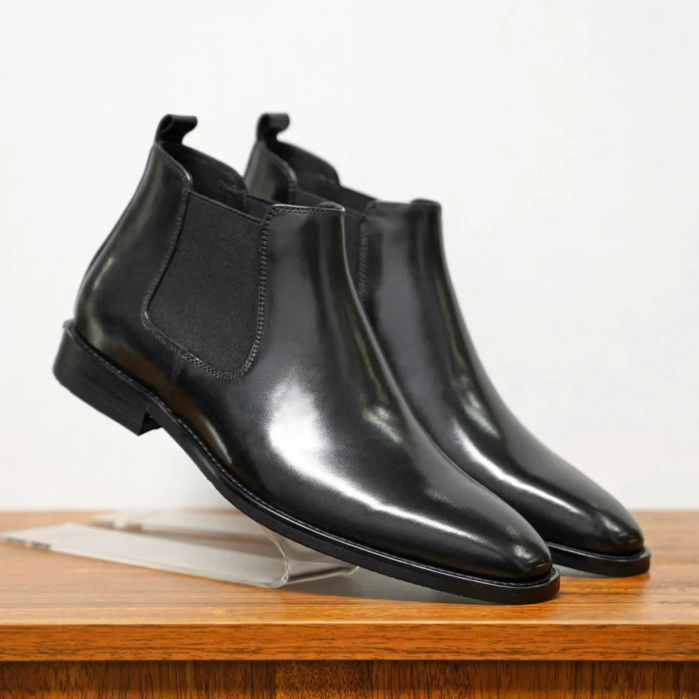 Men's Chelsea boots with elasticated side panels and pointed toe in polished finish