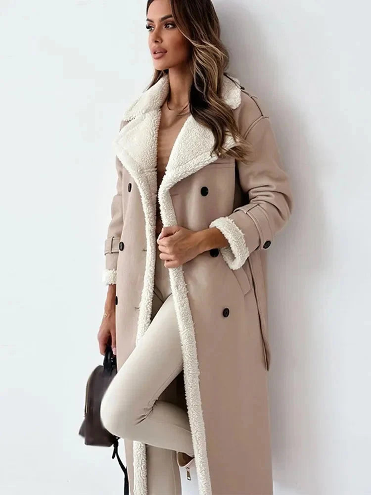 Women's sherpa-lined trench coat in beige with double-breasted closure and wide fleece-trimmed lapels