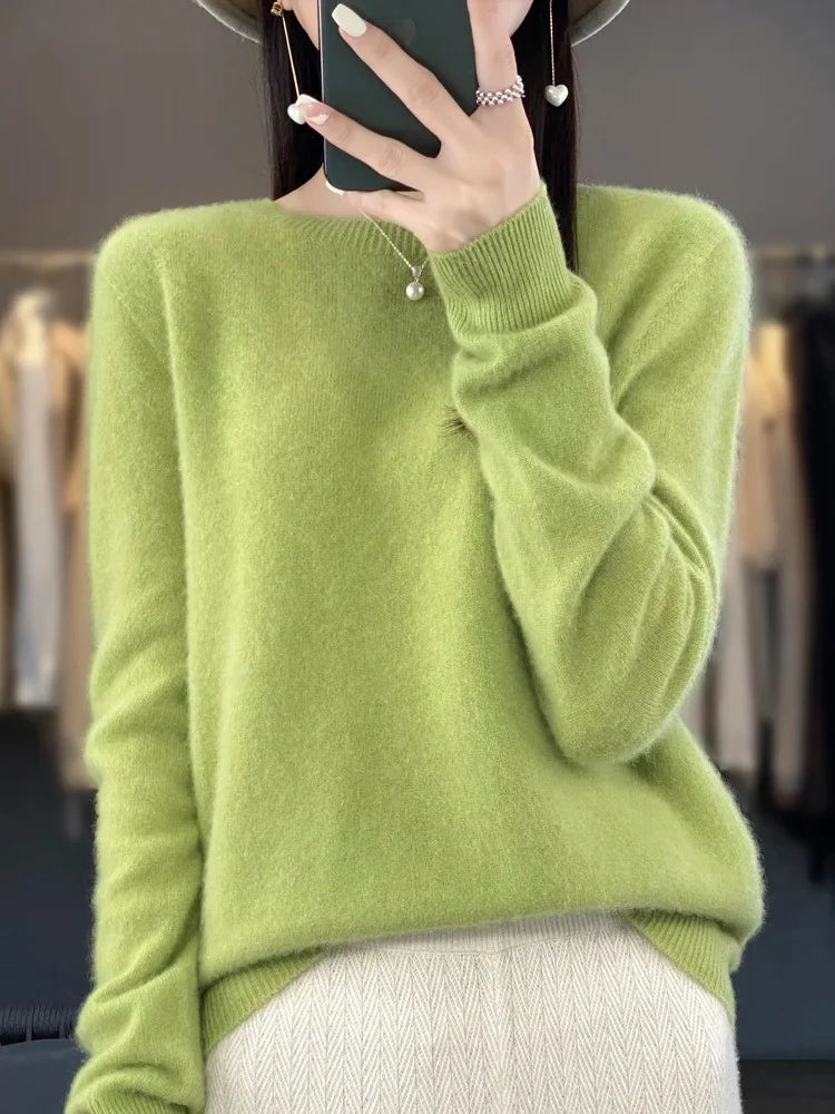 Women's long sleeve jumper in beige paired with light herringbone trousers