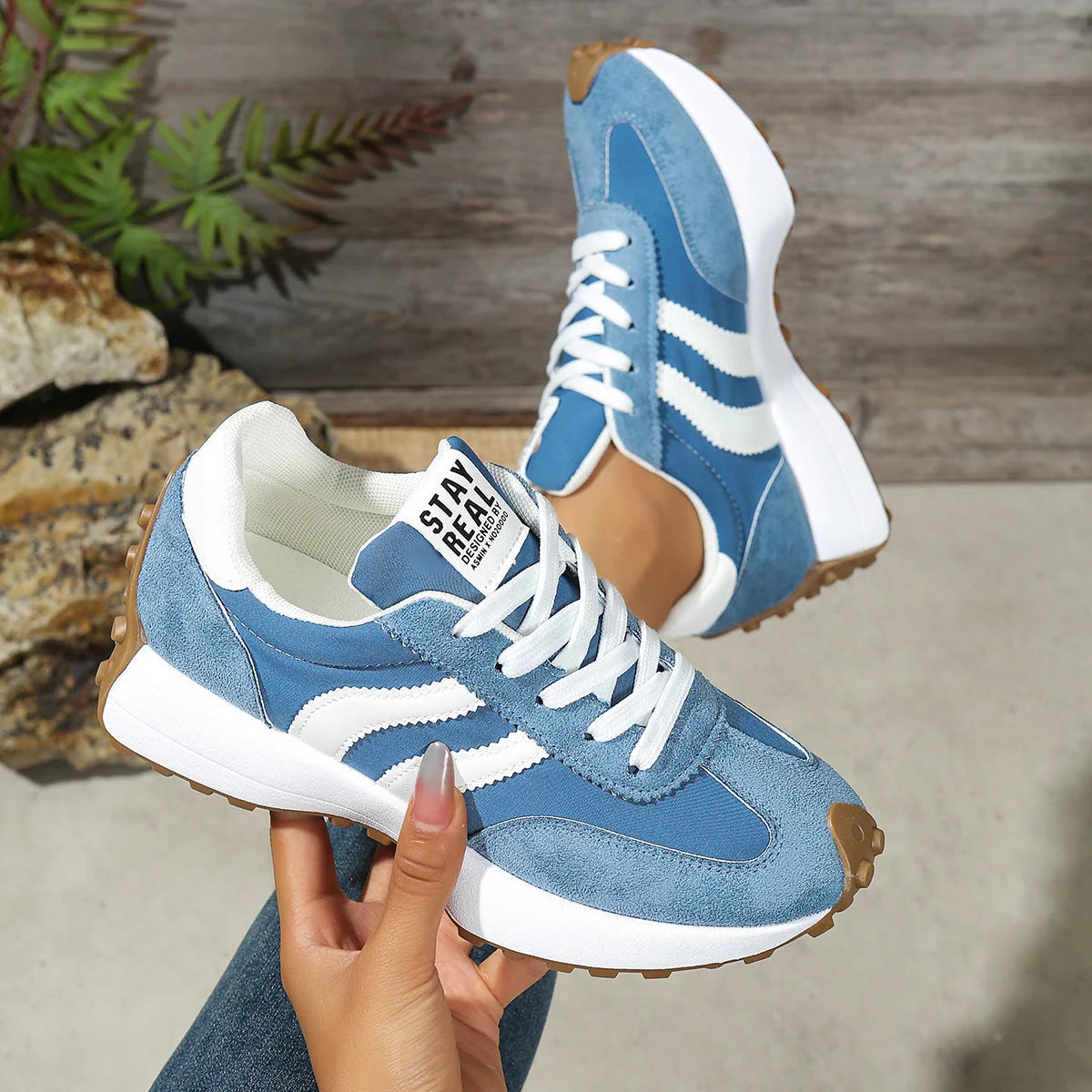 Women's lace-up retro trainers with low-top silhouette and athletic-inspired design