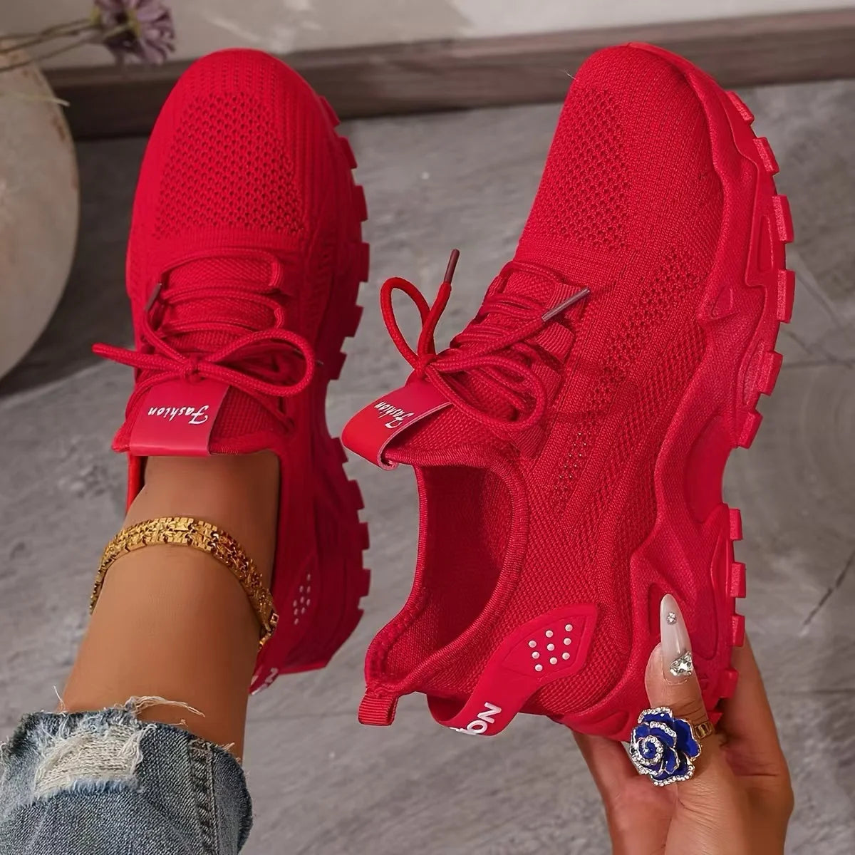 Women's white lace-up trainers with arch support and wide toe box design