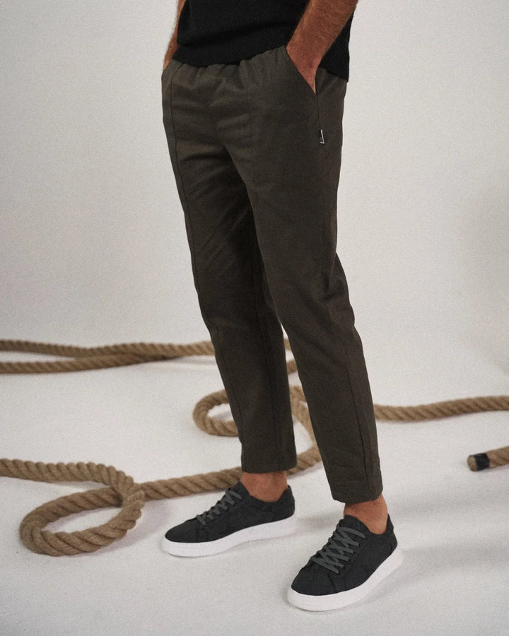 Men's tapered joggers paired with casual hoodie for relaxed everyday outfit styling