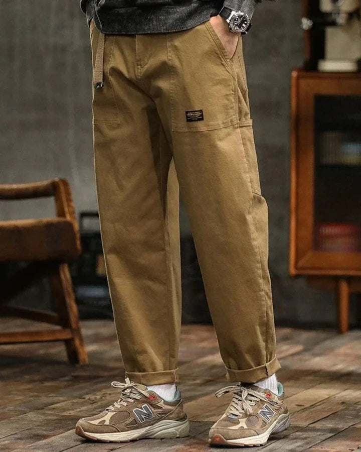 Men's cargo trousers in black with functional flap pockets and tailored waist pleats