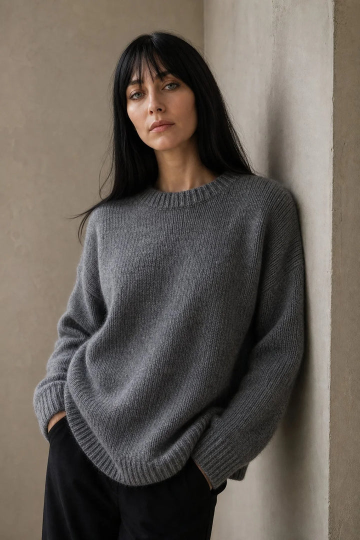 Women's oversized cashmere sweater in grey with ribbed crew neck and relaxed fit