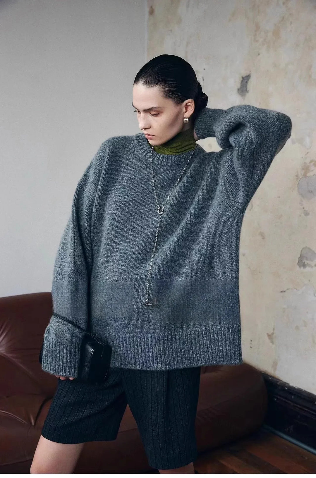Women's oversized jumper in grey with ribbed trims and full sleeves