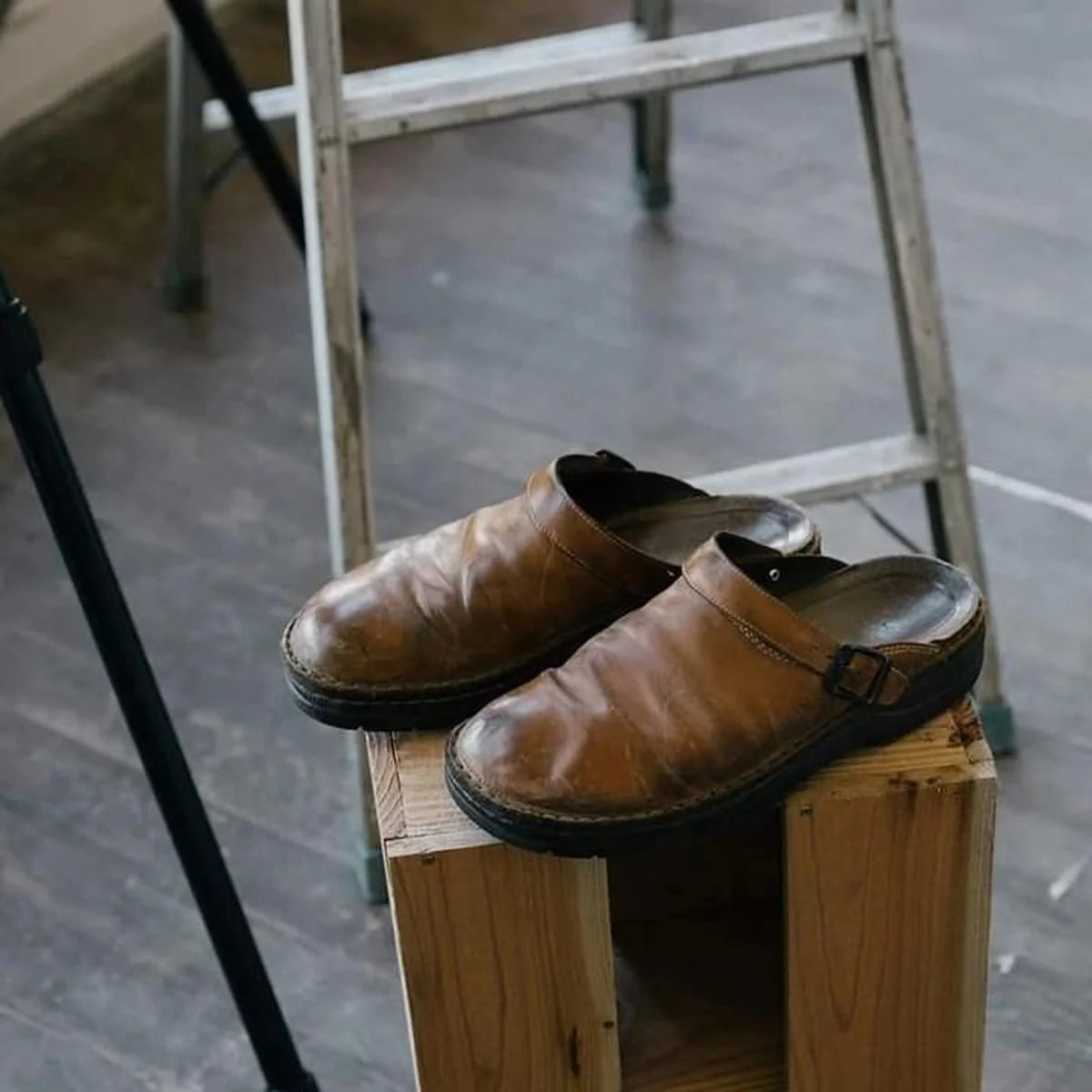 Top-down view of men's orthopedic mules featuring wide fit design and secure buckle fastening