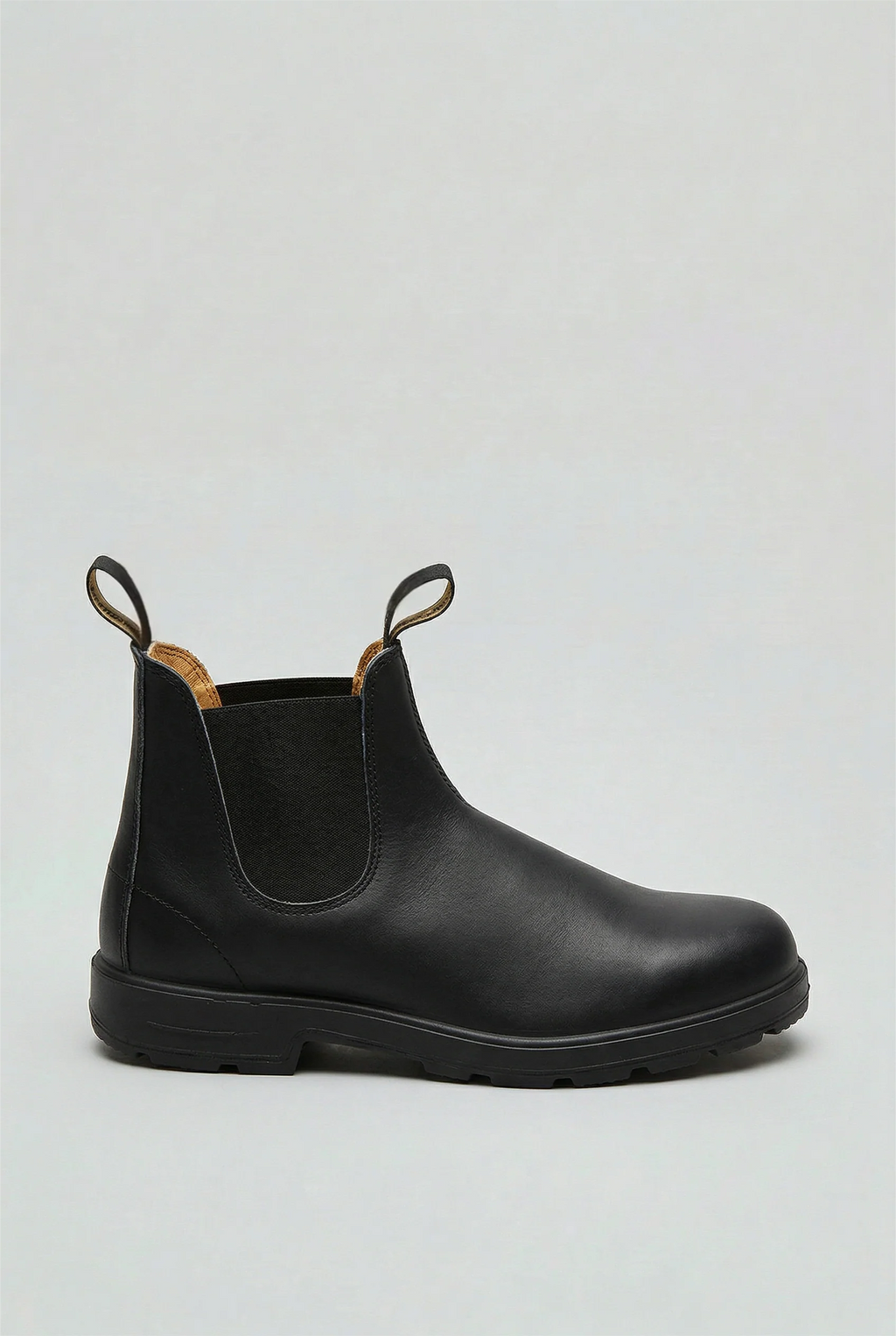 Men's Chelsea boots with elastic side panels and rear pull loop in smooth finish