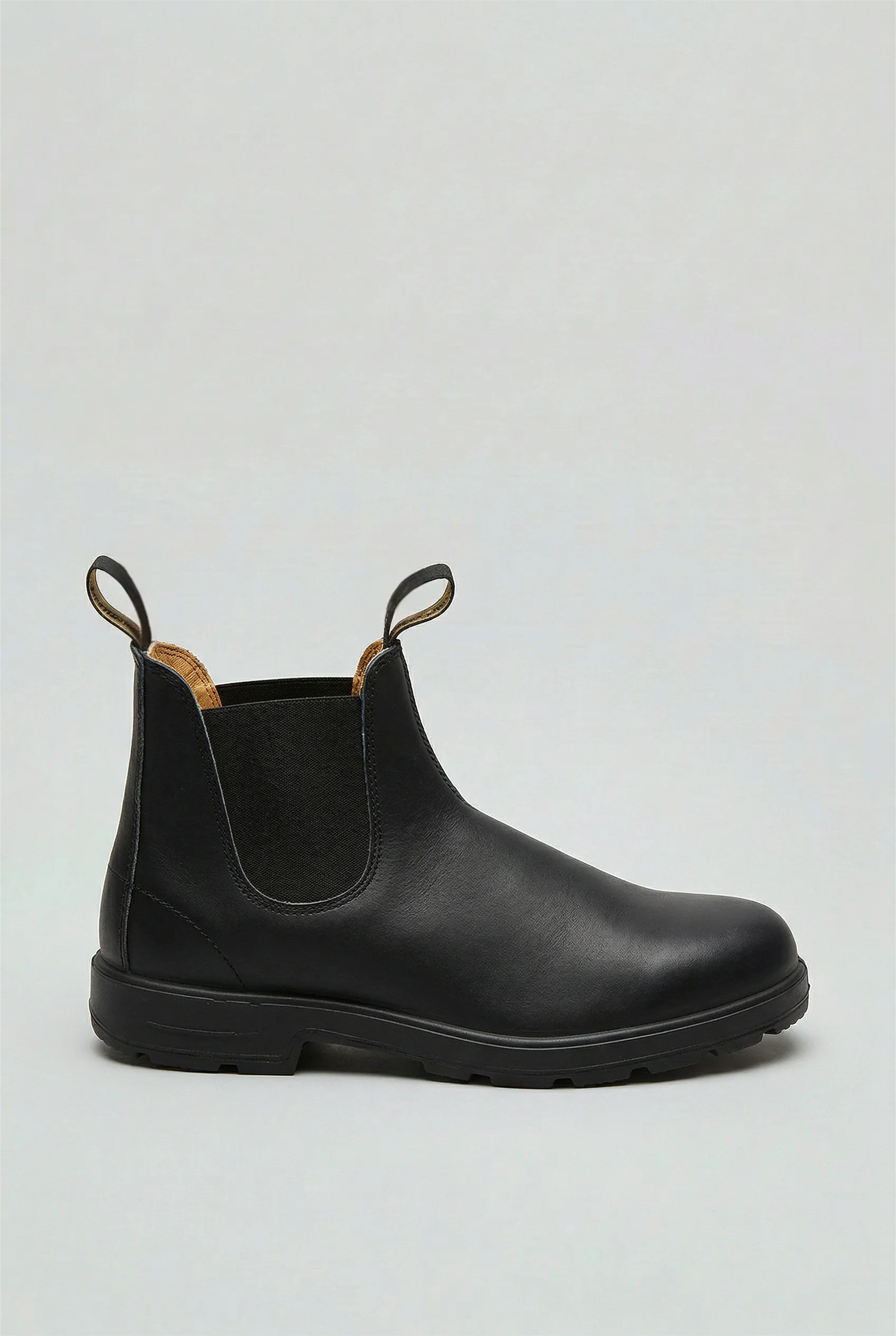 Men's Chelsea boots with elastic side panels and rear pull loop in smooth finish