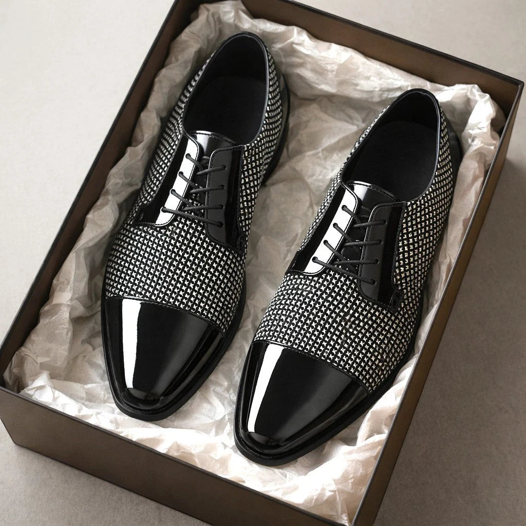 Patent leather Oxford shoes with traditional lace-up closure and smooth black sole