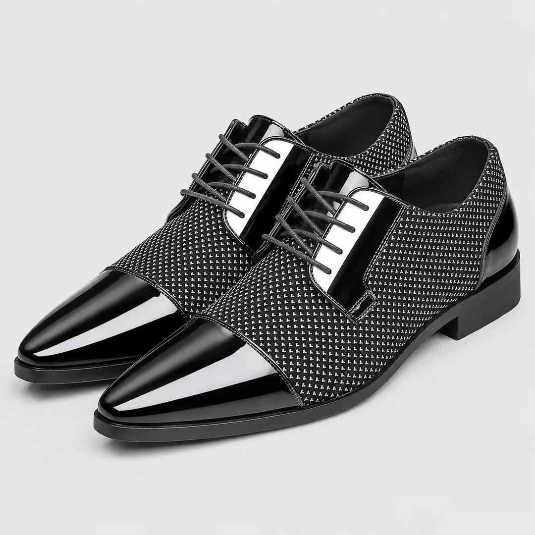 Formal lace-up shoes for men with glossy patent leather and classic Oxford styling