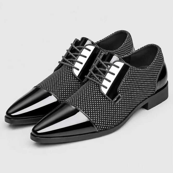 Formal lace-up shoes for men with glossy patent leather and classic Oxford styling
